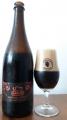 MadCat - Imperial Stout Rum Barrel Aged 20°, Imperial Stout stareny v sudech po rumu lahev a sklenice